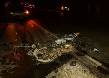 Dois morrem e um fica ferido em batida entre motos e carro na BR-020