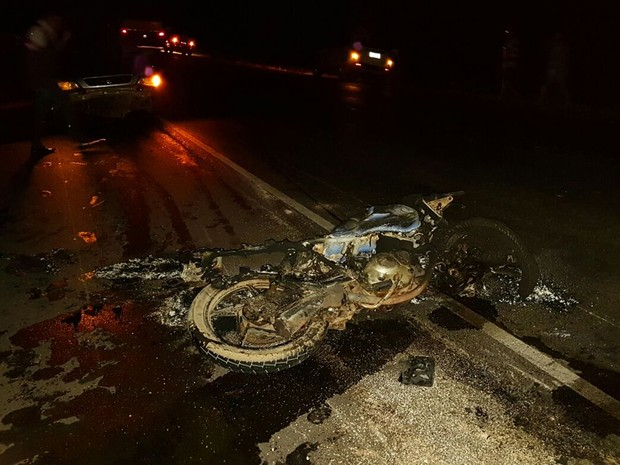 Dois morrem e um fica ferido em batida entre motos e carro na BR-020