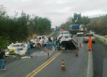 Três pessoas morrem em acidente na BR-242