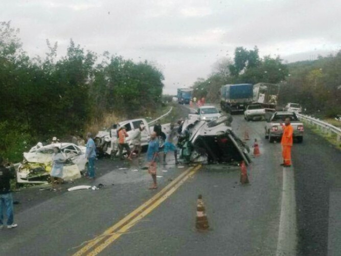 Três pessoas morrem em acidente na BR-242