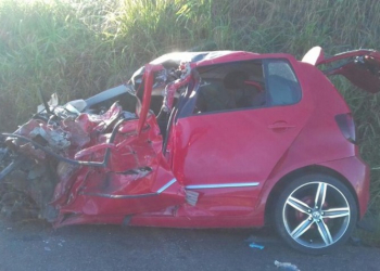 Batida de frente com caminhão mata jovem na BR-101