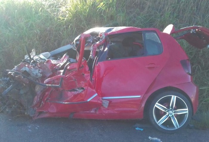 Batida de frente com caminhão mata jovem na BR-101