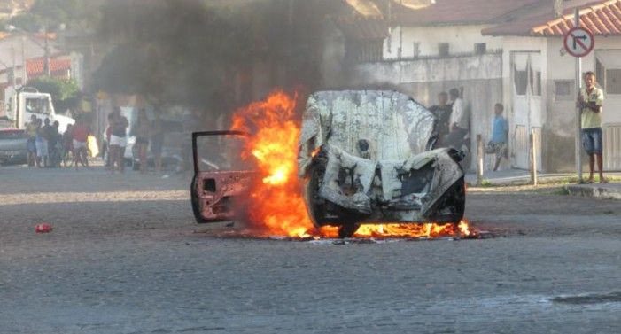 Ambulância é destruída pelo fogo no centro da cidade
