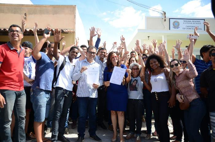 Assis e Val entregam Programa de governo e documentação no Cartório Eleitoral