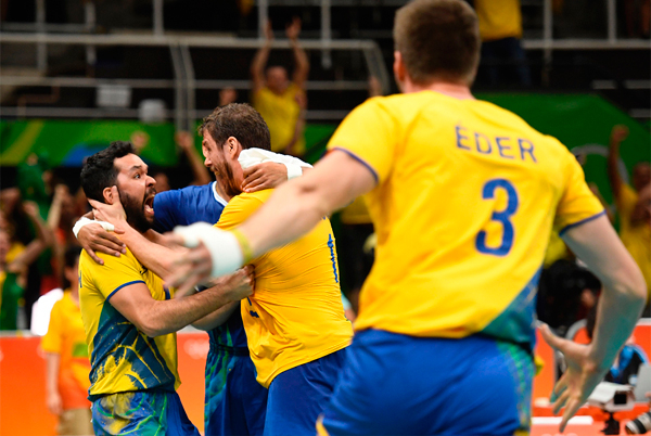 Brasil vence Argentina e enfrenta a Rússia na semifinal do vôlei masculino