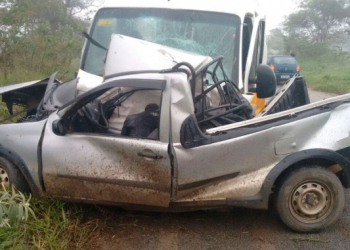 Motorista de carro morre em batida com van escolar