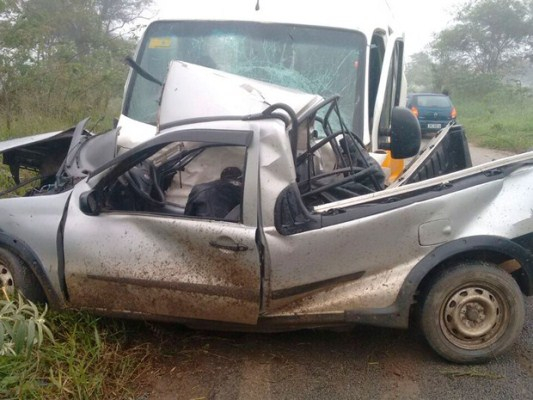 Motorista de carro morre em batida com van escolar