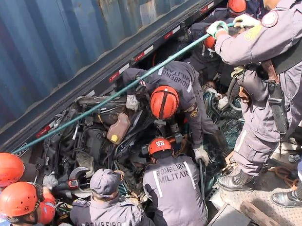 Jovem sobrevive após carro ser imprensado por carretas na Bahia