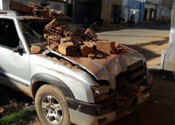 Motorista perde controle de caminhonete e invade casa na BA