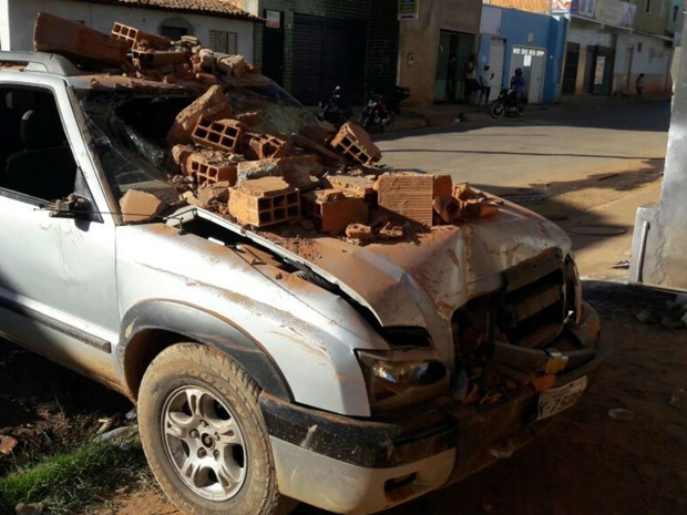Motorista perde controle de caminhonete e invade casa na BA