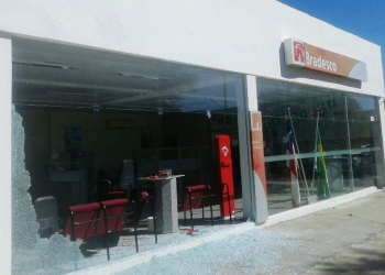 Bandidos invadem cidade, fazem reféns e tentam explodir banco na BA
