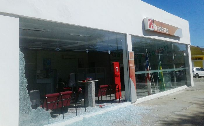 Bandidos invadem cidade, fazem reféns e tentam explodir banco na BA