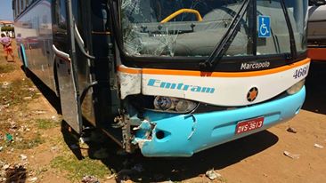 Jovem morre atropelado por ônibus quando fazia troca de pneu na estrada do feijão