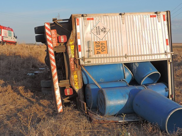 Homem morre ao ser lançado de carro após batida com caminhão na BA-460