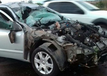 Homem sobrevive após grave batida com caminhão; carro ficou destruído
