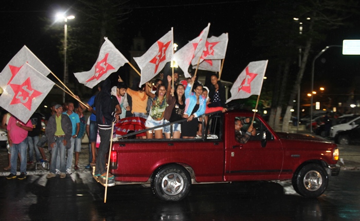 Para juventude, o momento político é também motivo de festa | Foto: Raimundo Mascarenhas