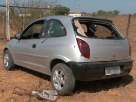 Carro foi atingido por diversos tiros ao deixar presídio