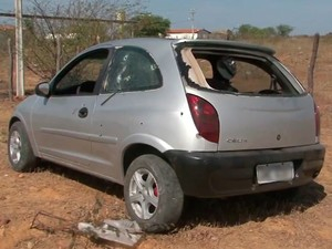 Carro deixa presídio e é atingido por tiros; 2 morrem e 3 se ferem