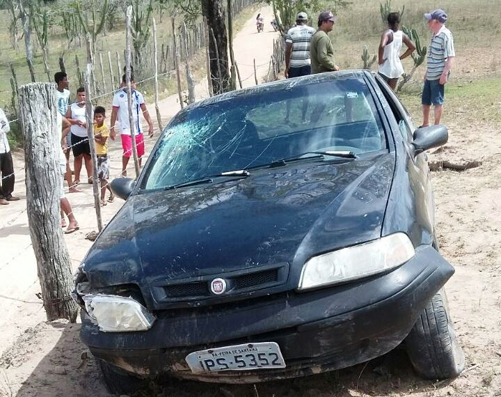 Coité  – Bandidos assaltam mercadinho em Povoado, bate carro durante a fuga e fogem a pé