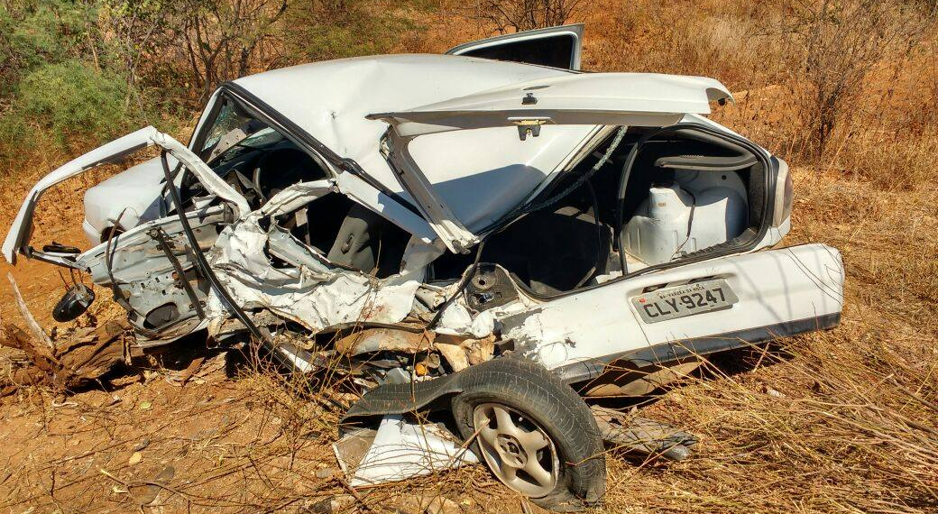 Jovem morre atropelado por ônibus quando fazia troca de pneu na estrada do feijão