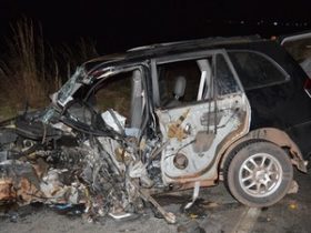 Carro de passeio ficou destruído na Bahia