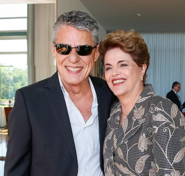Dilma chega ao Senado acompanhada de Lula; Chico Buarque e Letícia Sabatella assistirão depoimento