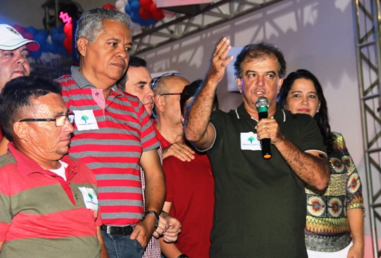 Coité – Oposição lota ginásio de esportes durante convenção que oficializou as candidaturas de Vertinho prefeito e Renato vice