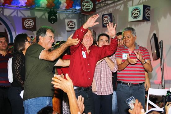 Coité – Oposição lota ginásio de esportes durante convenção que oficializou as candidaturas de Vertinho prefeito e Renato vice