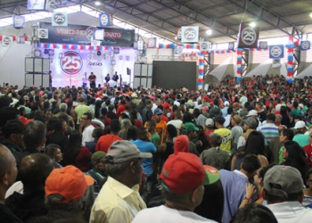 Coité – Oposição lota ginásio de esportes durante convenção que oficializou as candidaturas de Vertinho prefeito e Renato vice