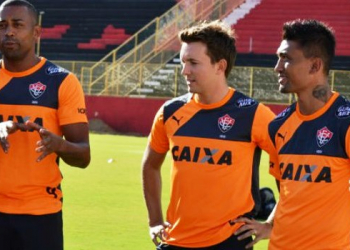 Dagoberto se despede de companheiros após treino fechado do Vitória