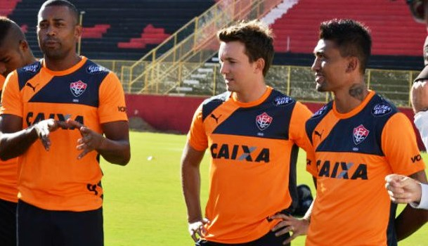 Dagoberto se despede de companheiros após treino fechado do Vitória