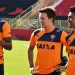 Dagoberto se despede de companheiros após treino fechado do Vitória