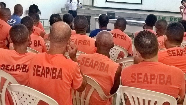 Cerca de 5% dos detentos liberados na saída temporária do Dia dos Pais não retornaram ao presídio de Feira