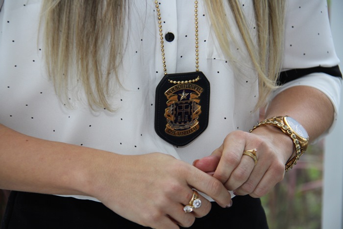 Novos policiais civis recebem distintivos e carteiras funcionais