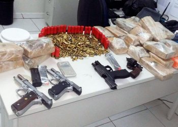 Após denúncia anônima, polícia acha drogas e munições em casa na Bahia