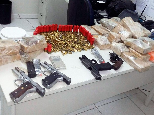 Após denúncia anônima, polícia acha drogas e munições em casa na Bahia