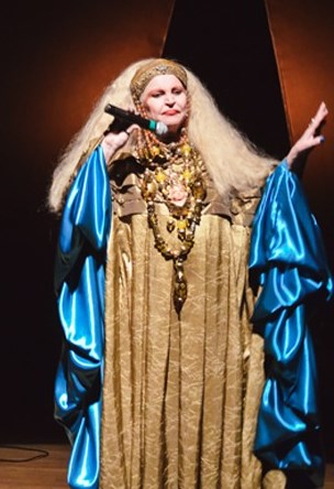 Elke Maravilha chamava atenção pelas vestes e maquilagem