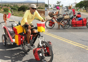 Sem destino, família espanhola percorrer países de bicicleta há seis anos