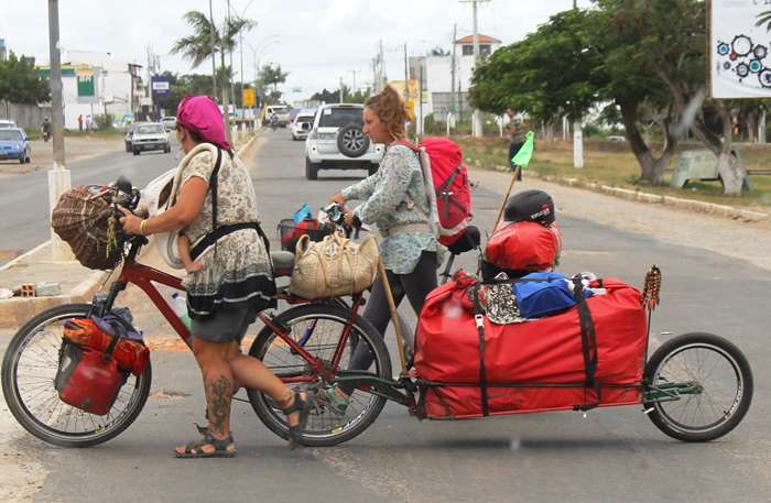 Sem destino, família espanhola percorrer países de bicicleta há seis anos