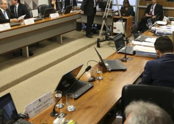 Começa reunião para votar relatório que defende julgamento de Dilma