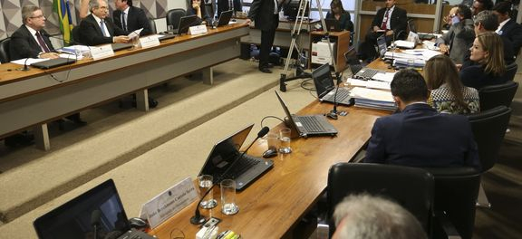 Começa reunião para votar relatório que defende julgamento de Dilma