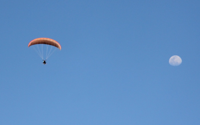 Momento que o parapente com a imagem fica lado a lado com a lua | Foto: Raimundo Mascarenhas