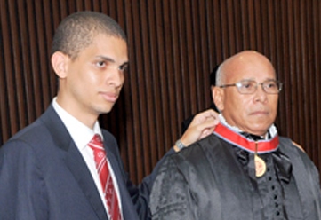 Jau em um cerimônia ao lado do pai que é desembargador