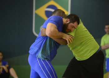 Esperança do Brasil na luta, armênio Eduard Soghomonyan estreia nesta segunda