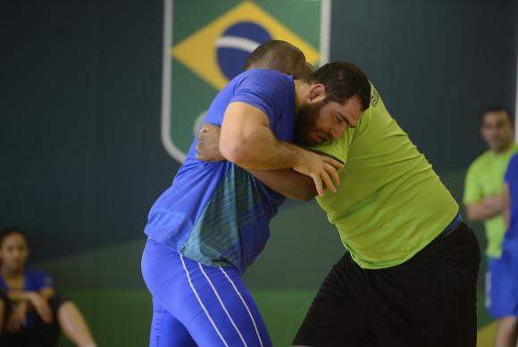Esperança do Brasil na luta, armênio Eduard Soghomonyan estreia nesta segunda