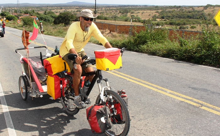 Sem destino, família espanhola percorrer países de bicicleta há seis anos