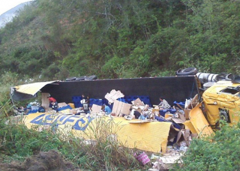 Carreta dos Correios tomba e motorista sai ileso na BR-116