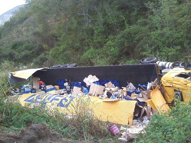 Carreta dos Correios tomba e motorista sai ileso na BR-116