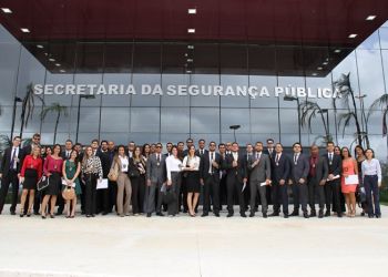 Novos policiais civis recebem distintivos e carteiras funcionais