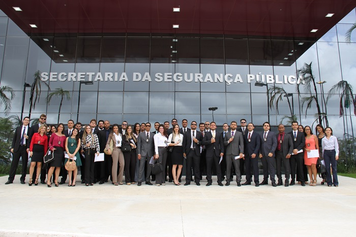 Novos policiais civis recebem distintivos e carteiras funcionais